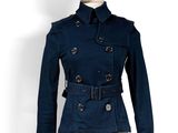 une veste bleu marine sur une tête de mannequin
