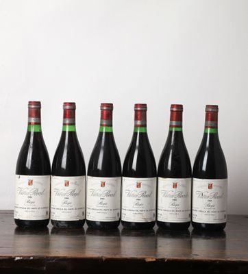 six bouteilles de vin rouge alignées sur une table en bois