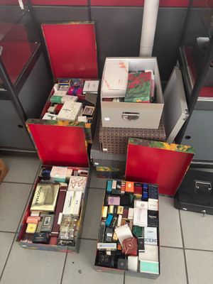 un grand nombre de cartons posés sur le sol