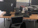 un bureau sur lequel se trouvent deux écrans d'ordinateur et un ordinateur portable