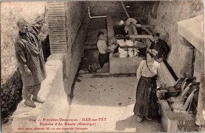 une vieille photo représentant une femme et un enfant dans une cuisine