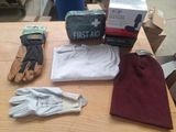 plusieurs objets posés ensemble sur une table