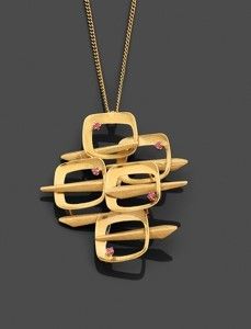 collier plaqué or orné d'une grappe de verres suspendus à une chaîne