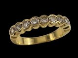 une bague en or jaune sertie de diamants sur fond noir
