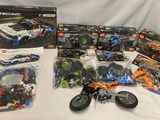 beaucoup de jouets Lego Technic sur la table
