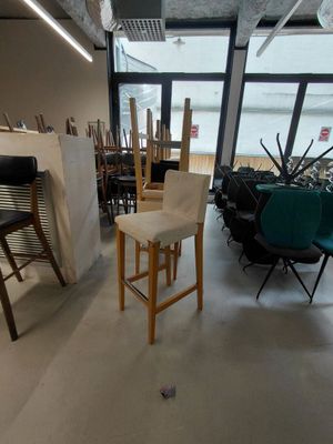une pièce contenant beaucoup de chaises et de tables