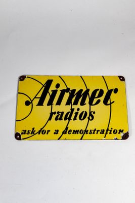 Plaque émaillée Airmec radios Dimensions : 23 x 35,5 cm Eclats aux oei - Photo 1