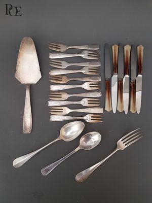 beaucoup d'argenterie sur une table avec des cuillères et des fourchettes