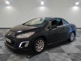 la voiture noire est garée dans le garage sur le sol en damier