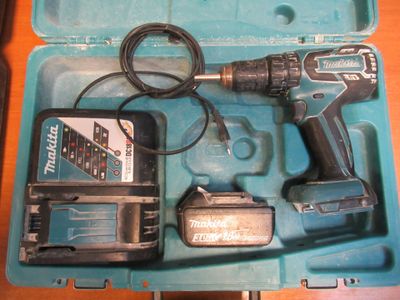 une boîte bleue contenant des outils sur une table
