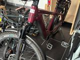 un vélo garé dans un garage