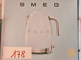 un carton de bouilloires Smeg exposé dans un magasin