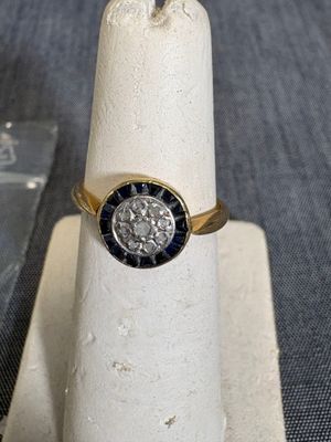une image représentant une bague en or sertie d'un diamant bleu et blanc