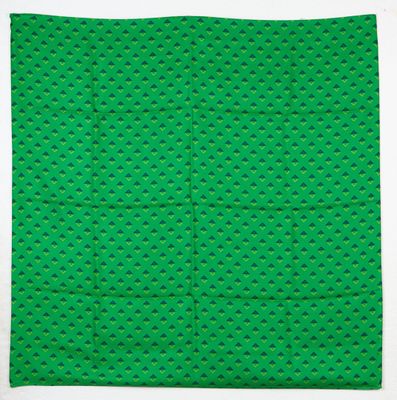 une pochette à motifs de pois verts et noirs sur fond blanc