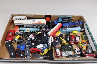 une boîte remplie de petites voitures et de petits camions