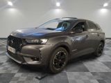 le nouveau suv dsx est garé dans la salle d'exposition