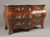 une commode en bois avec un plateau en marbre