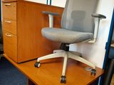 une chaise posée sur un bureau dans une pièce