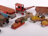 beaucoup de petites voitures et de camions posés sur une surface blanche
