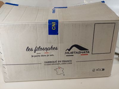une boîte en carton posée sur une table, avec une souris d'ordinateur dessus