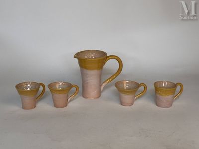 cinq tasses et un pichet posés sur une table