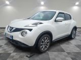 le suv nissan juke blanc est garé sur un sol en damier