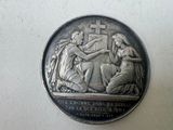 une pièce d'argent sur laquelle figurent une femme et un homme