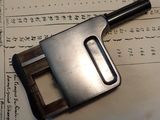 une pince métallique posée sur une feuille de papier