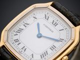 une image d'un gros plan d'une montre-bracelet avec des chiffres romains