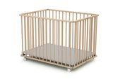 un lit de bébé en bois avec un matelas dedans