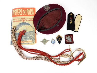 un chapeau rouge et d'autres objets posés sur une table