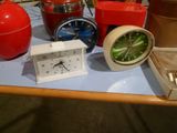 une table sur laquelle sont posées plusieurs horloges différentes