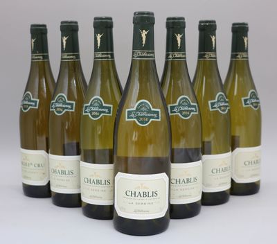 six bouteilles de vin sont alignées sur une table