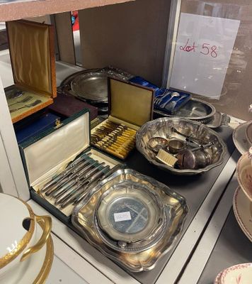 une vitrine présentant de l'argenterie sur le comptoir d'un magasin