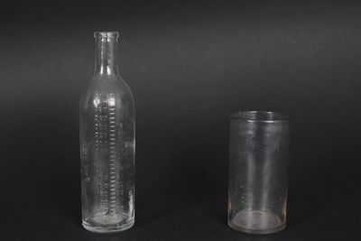 verre pour pile électrique, h. 14 cm et bouteille graduée h.