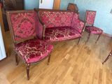 quatre chaises et un canapé dans une pièce