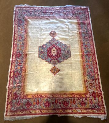 un tapis orné d'un motif rouge et bleu