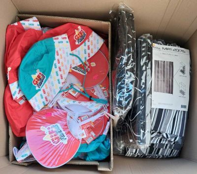 une boîte en carton remplie de vêtements et d'un chapeau