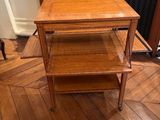 une image représentant une table en bois surmontée de deux étagères