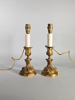 Paire de flambeaux en bronze doré sculpté d'acanthe.