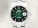 une montre Rolex avec un cadran vert et un bracelet en acier inoxydable