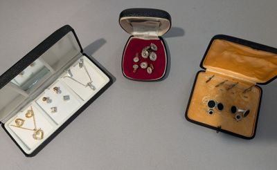 trois types de bijoux différents dans un écrin
