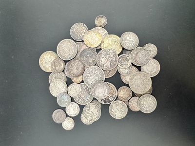 une pile de pièces d'argent sur une surface noire