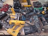 un grand nombre d'outils posés sur une table