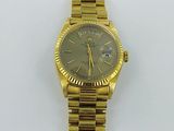 une photo d'une montre Rolex en or avec des chiffres romains
