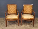 une paire de chaises anciennes avec des coussins rembourrés au niveau du dossier