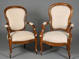 paire de fauteuils en noyer de style Louis XVI
