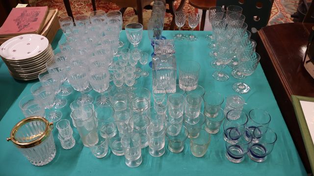 Ensemble de verres dépareillés dont certains en cristal