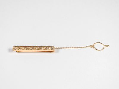 une chaîne en or à laquelle est suspendu un pendentif en forme de barre