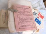 une pile de vieux livres posée sur un lit
